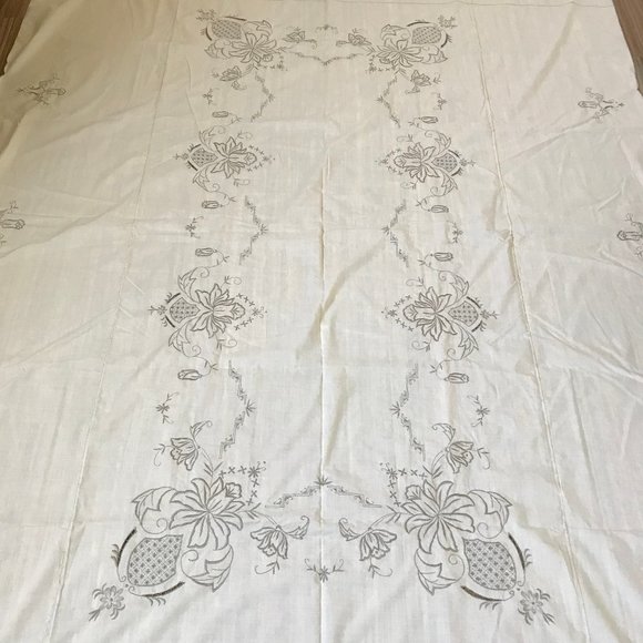 Ivory Tablecloth with Grey Floral Embroidery Cutwork Large Rectangular 68x102" - Picture 4 of 8